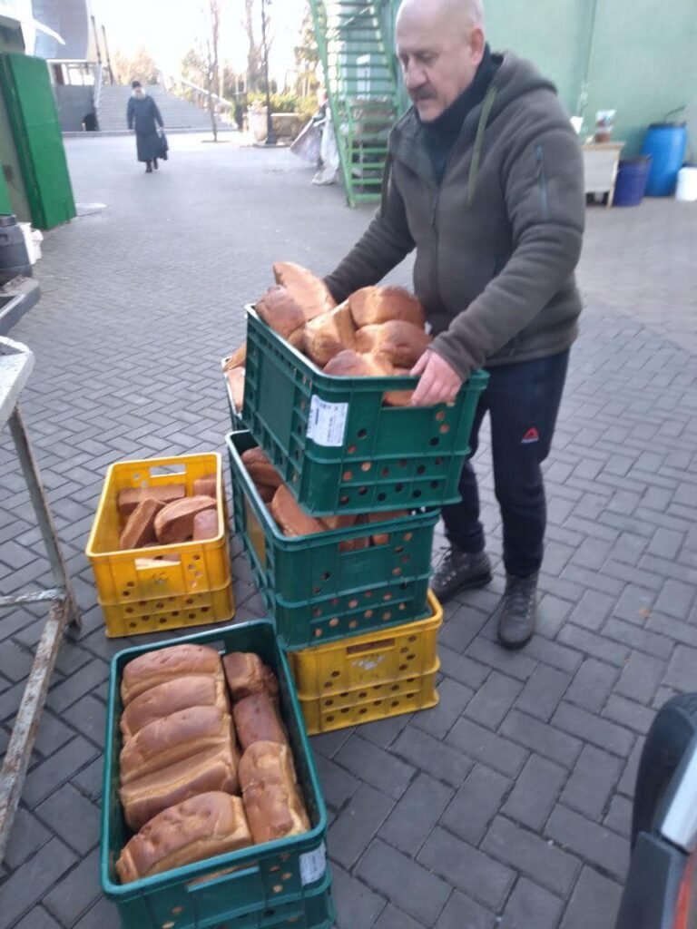 Возможно, это изображение 2 человека и багет